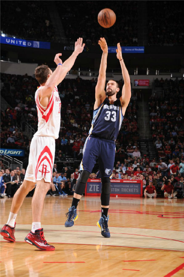 频繁奔波于 频繁奔波于